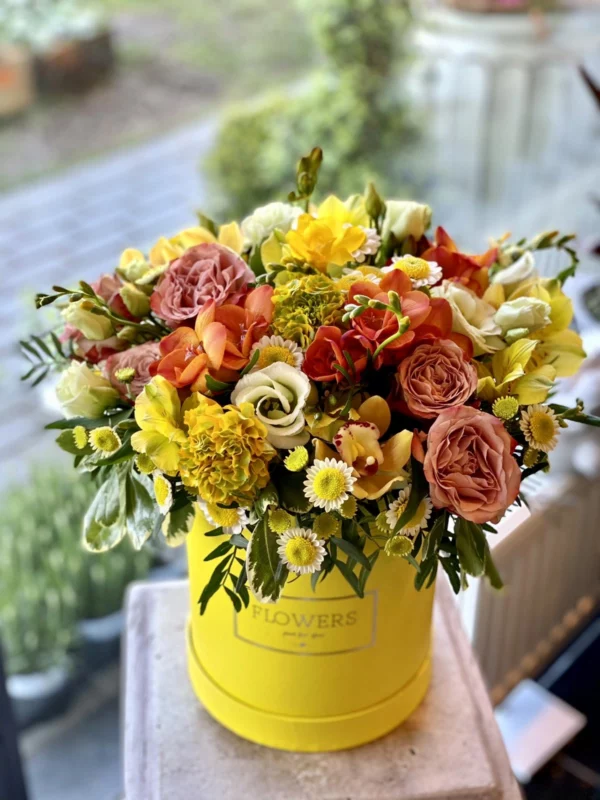 gražios gėlių puokštės Geltonų gėlių dėžutės „The Sun“