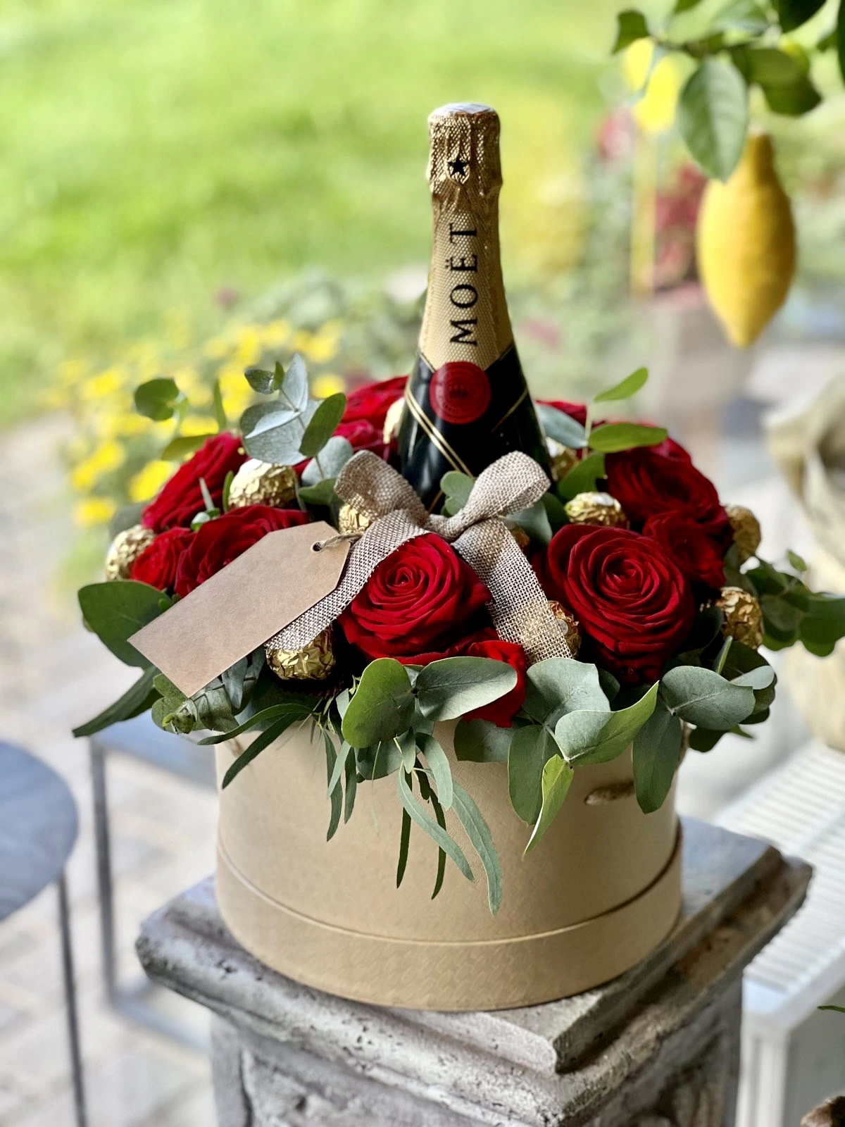 gimtadienio gėlių puokštė su saldainiais ir buteliu