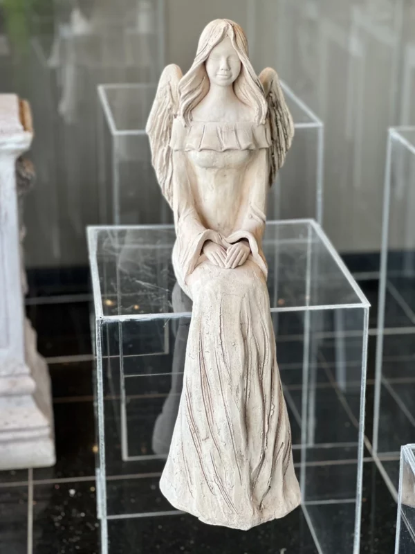 sėdintis keramikinis angelas